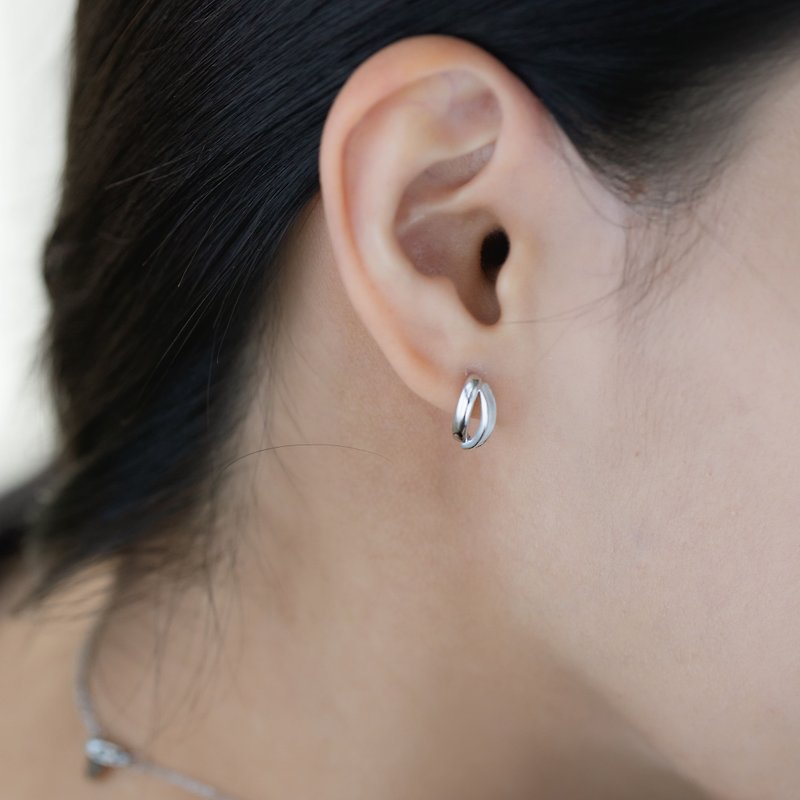Curved luster white shell fine edge 925 sterling silver earrings and Clip-On - ต่างหู - เงินแท้ สีเงิน