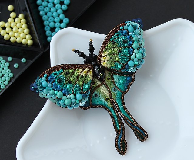 ターコイズブルーの蝶のブローチ手作り。ルナモス刺繍ブローチ