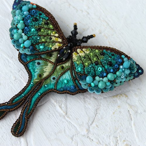 ターコイズブルーの蝶のブローチ手作り。ルナモス刺繍ブローチ 