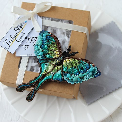 ターコイズブルーの蝶のブローチ手作り。ルナモス刺繍ブローチ