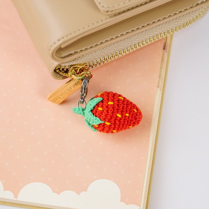 Strawberry charm zipper  key ring key chain bag charm handmade gift - 吊飾 - 棉．麻 紅色