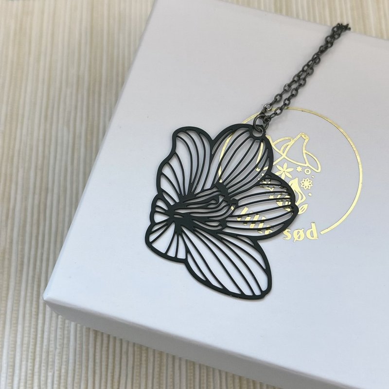 Small flower heart necklace black calm style - สร้อยคอ - โลหะ 