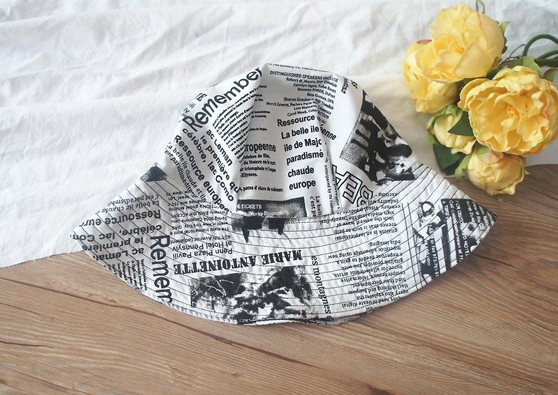 Black and white newspaper print sunshade fisherman hat - หมวก - ผ้าฝ้าย/ผ้าลินิน สีดำ