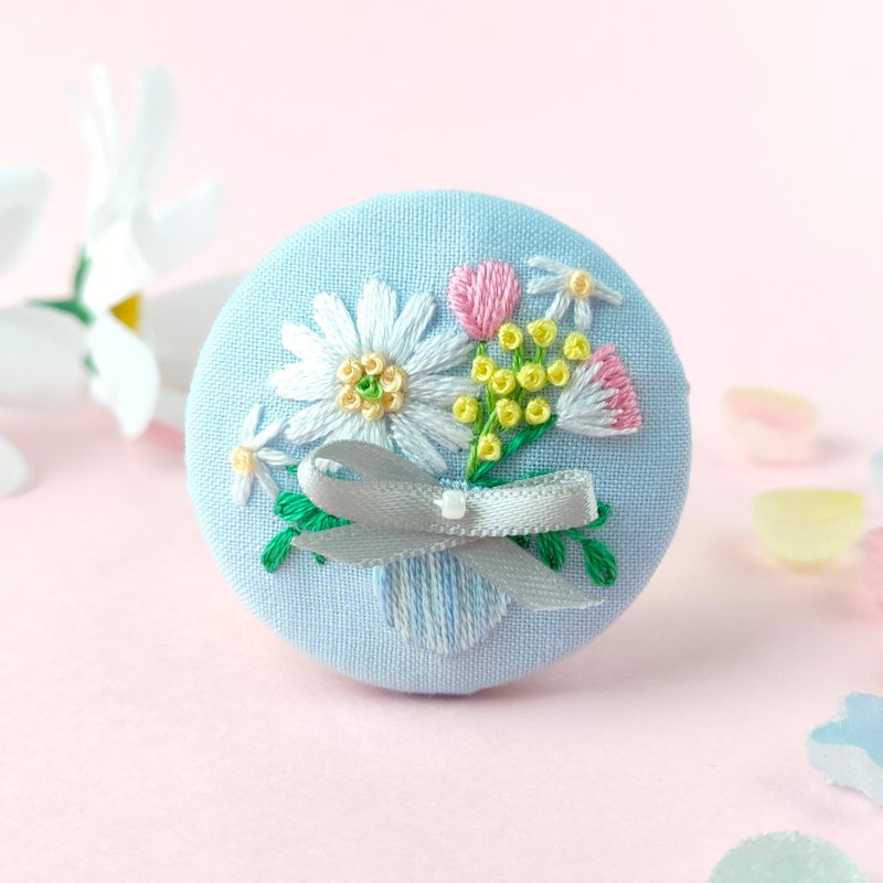 Pastel colored gerbera bouquet embroidered brooch or embroidered hair tie - เข็มกลัด - ผ้าฝ้าย/ผ้าลินิน ขาว