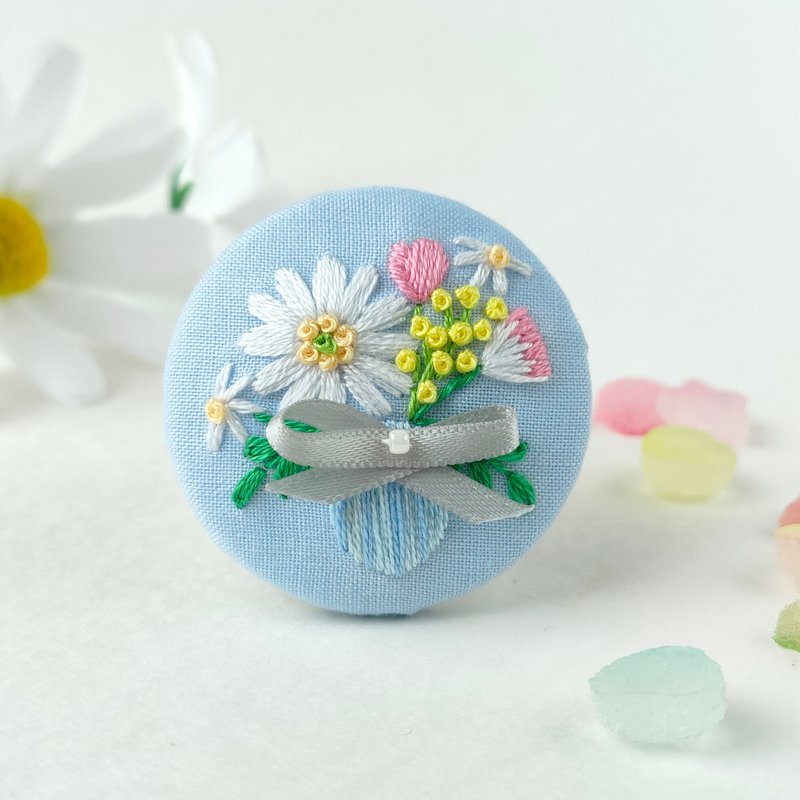 パステルカラーのガーベラ花束刺繍ブローチor刺繍ヘアゴム - 胸針 - 棉．麻 白色