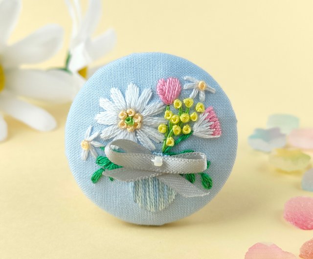 パステルカラーのガーベラ花束刺繍ブローチor刺繍ヘアゴム - ショップ かなちゃん手刺繍工房 ブローチ - Pinkoi