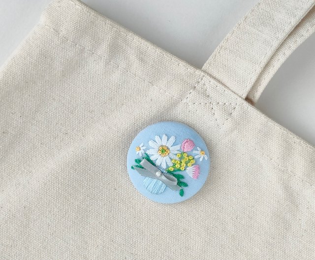 パステルカラーのガーベラ花束刺繍ブローチor刺繍ヘアゴム - ショップ かなちゃん手刺繍工房 ブローチ - Pinkoi