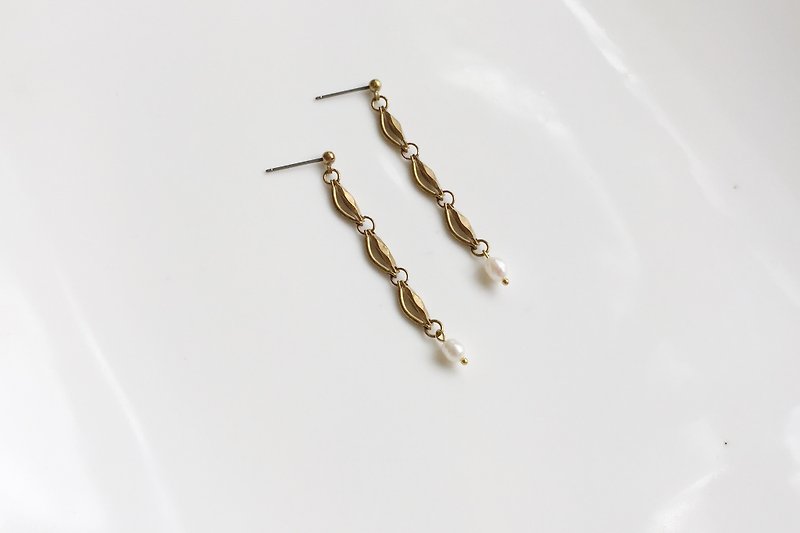 Beautiful me pearl brass earrings - ต่างหู - โลหะ สีทอง