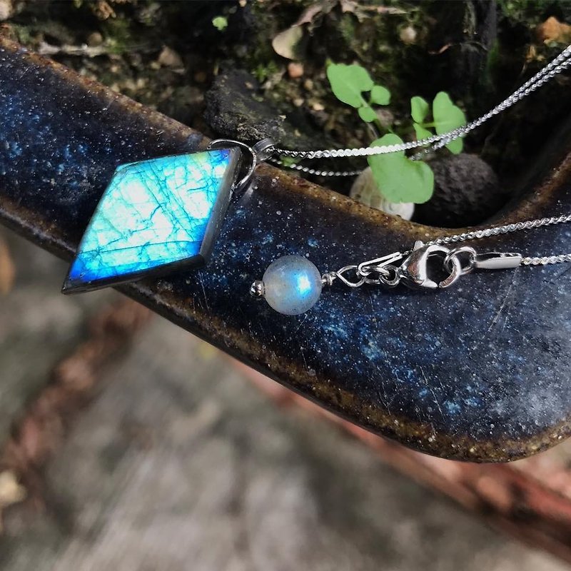 【Lost and find】 mini natural stone strong blue blue green gem-shaped long stone necklace - สร้อยคอ - เครื่องเพชรพลอย หลากหลายสี