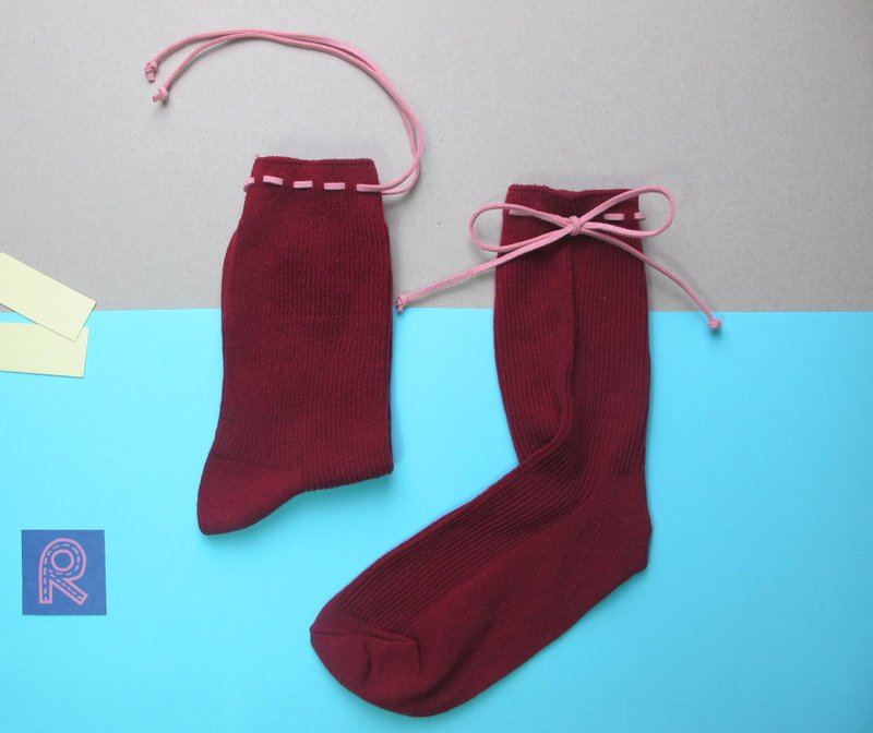 II Socks/文青款綁繩中統襪/紅酒紅/接單訂製 - 襪子 - 棉．麻 紅色