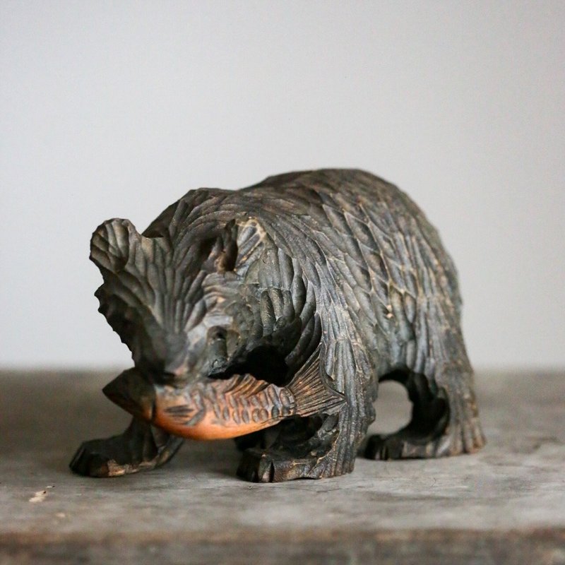 Antiquities directly exported from Japan, Hokkaido's bear-biting fish wood carvings are characteristic folk arts and crafts - Items for Display - Wood 