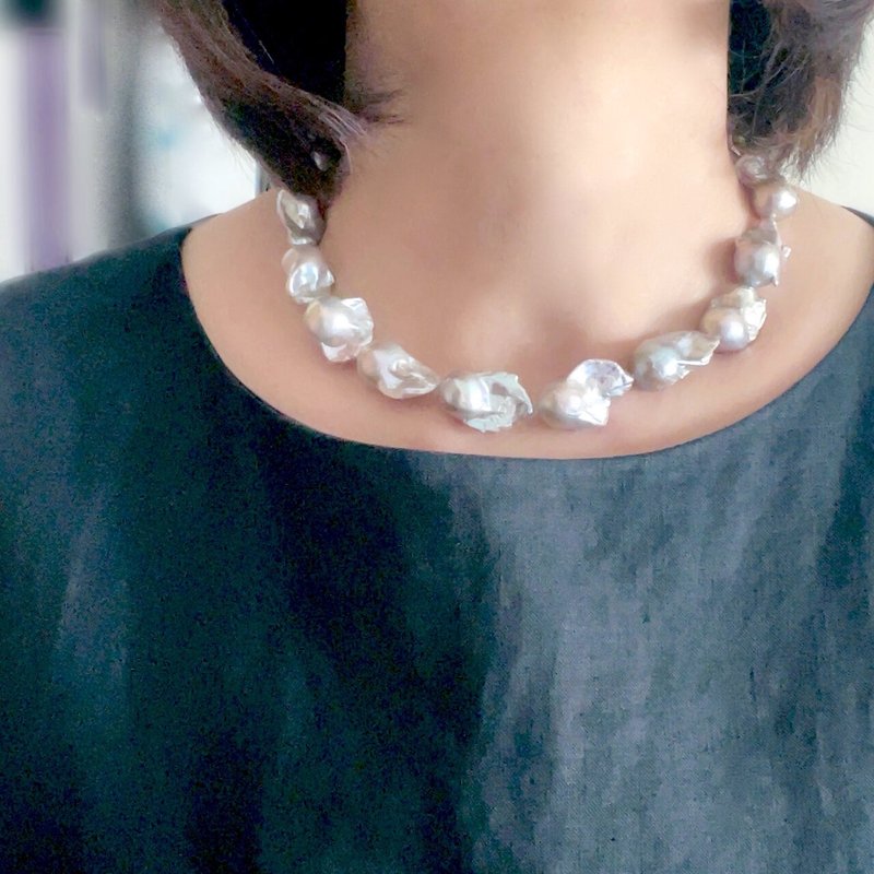 オイスターパールのチョーカー　シルバー　調色染め 中粒 1点のみ - 頸鏈 - 珍珠 銀色