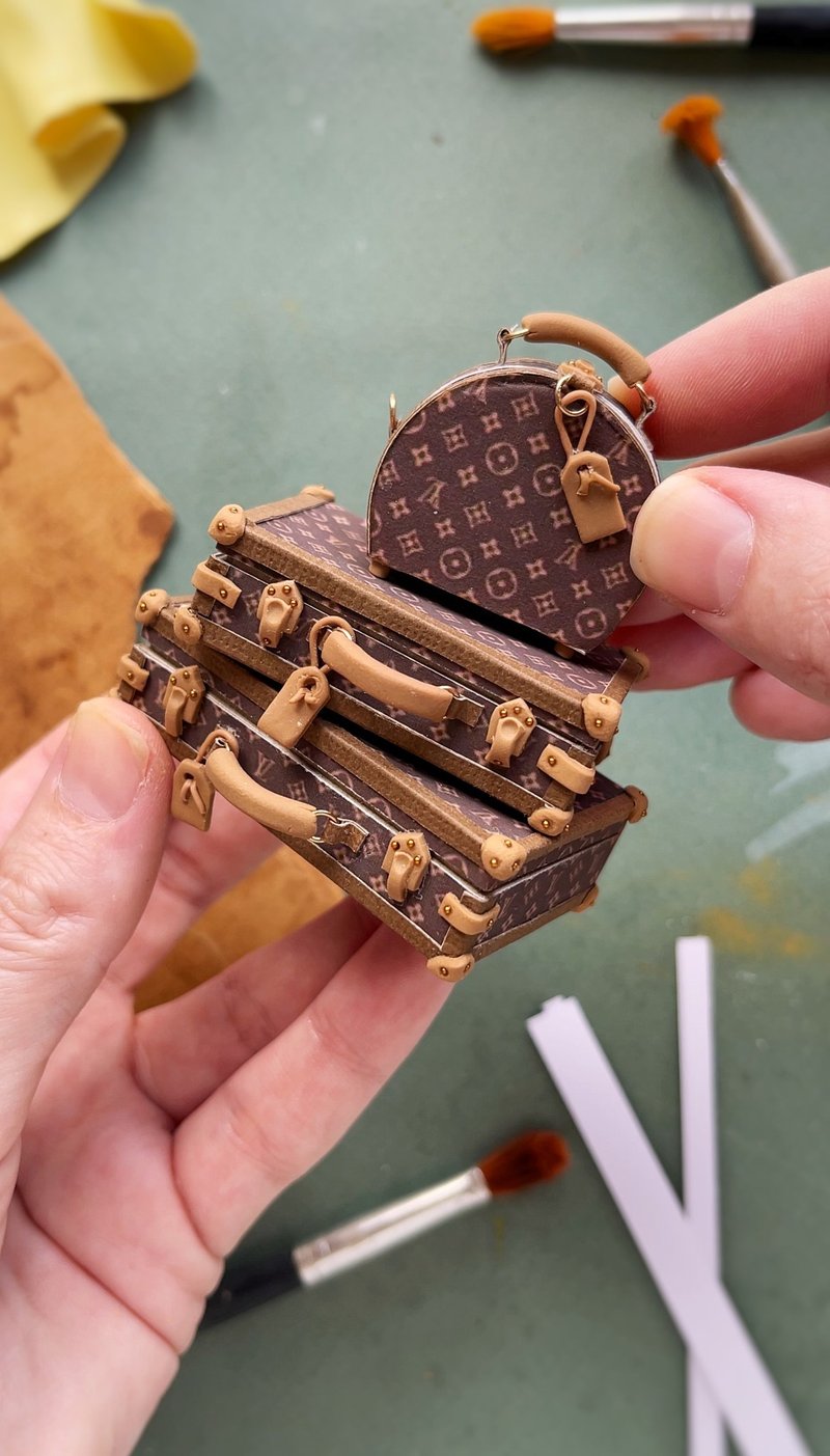 A miniature set of 3 fashionable suitcases - 公仔/玩偶 - 其他材質 多色