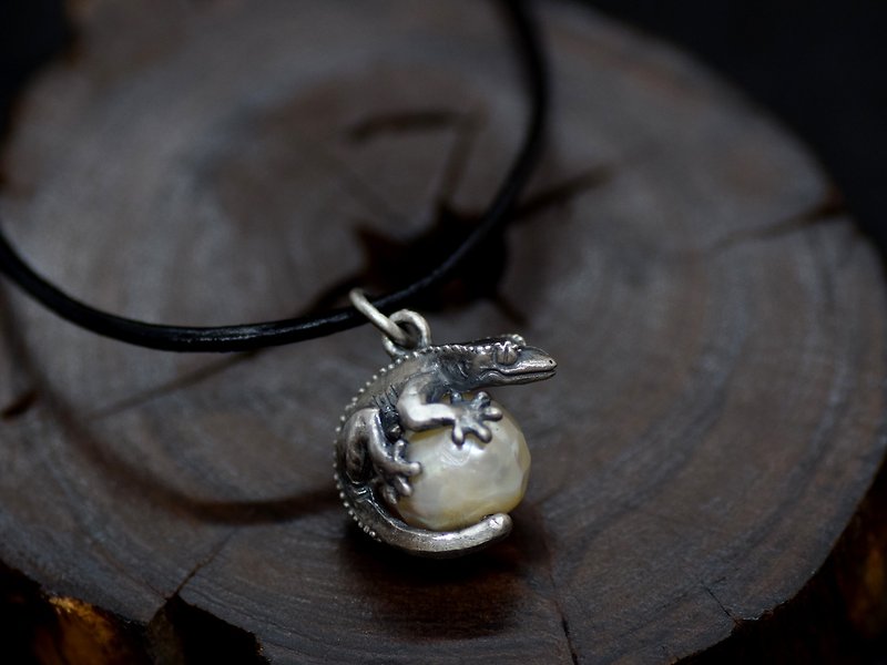 Crested Gecko Bead Pendant with Freshwater Pearl Leather String Necklace - สร้อยคอ - โลหะ สีเงิน
