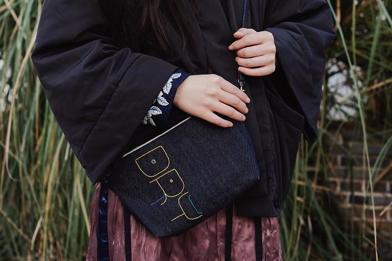 Hechumu artist original environmental protection theme hand-embroidered patchwork literary cross-body hand bag - กระเป๋าคลัทช์ - ผ้าฝ้าย/ผ้าลินิน สีน้ำเงิน
