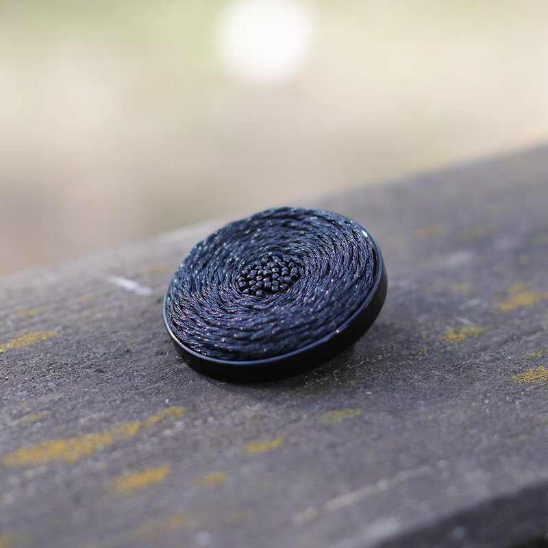 Black embroidered brooch, handmade resin jewelry, epoxy resin - Brooches - Resin Black
