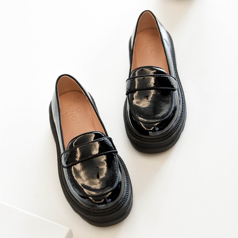 Girls' simple black wrinkled mirror shiny leather shoes British style thick-soled loafers - รองเท้าเด็ก - หนังเทียม สีดำ