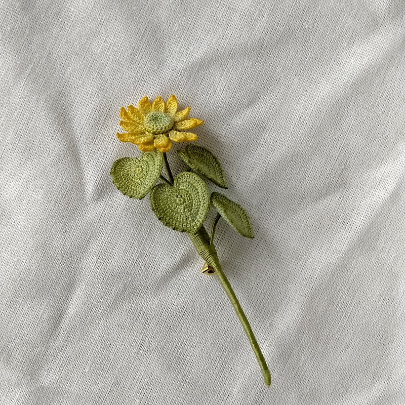 Sunflower brooch - Brooches - Thread Orange
