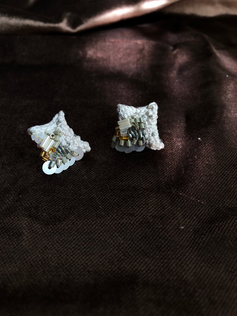 Fragments of Missing - Dawn White // Paired・Hand Embroidered Earrings - ต่างหู - งานปัก ขาว