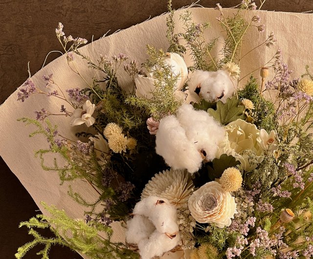 アイアンベルが鳴る　冬の実物を紡いだハーフ型　クリスマス　リース　ドライフラワー 赤い実と白い実を紡いだ アイアンベルが鳴る クリスマス リース ドライ