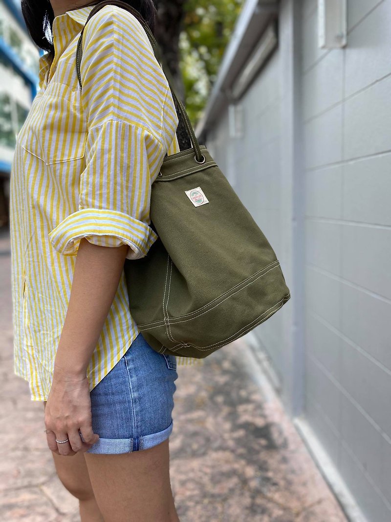 Olive Canvas 2way Bucket Bag w/ Strap Leather Handles - กระเป๋าแมสเซนเจอร์ - ผ้าฝ้าย/ผ้าลินิน สีเขียว