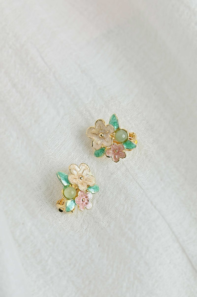 Flower series Clip-On/ green aventurine / old pieces / JIEGEM sister's jewelry - Earrings & Clip-ons - Gemstone Green