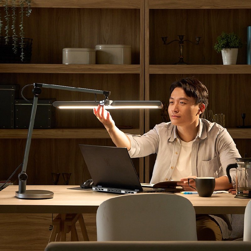 【書桌用品】NOAH光靈燈 | 全光譜LED護眼檯燈 | 喜光全光譜 - 燈具/燈飾 - 其他金屬 銀色