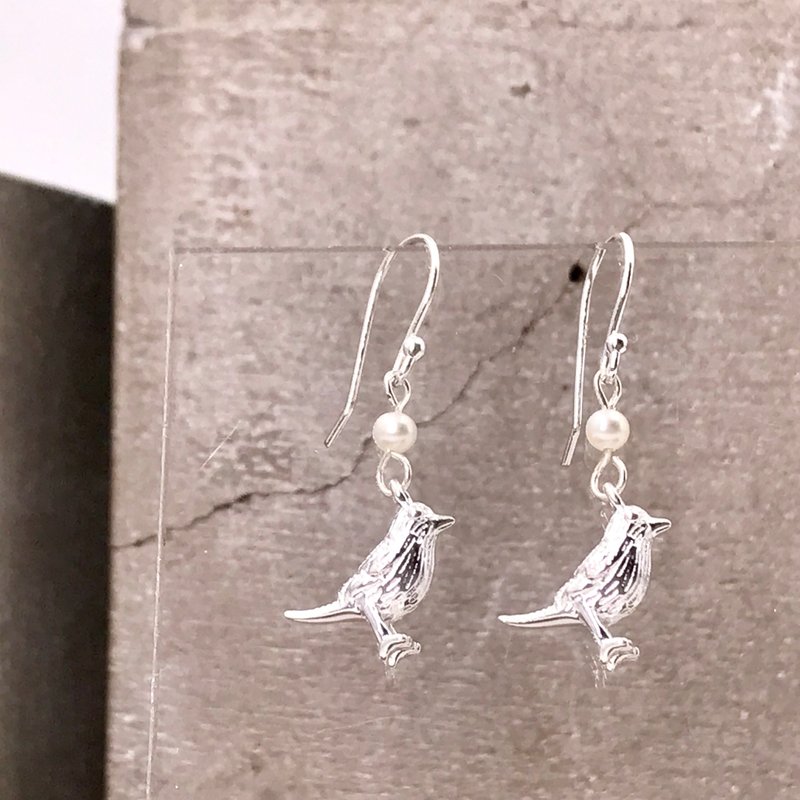 Little Bird Silver 925 & Fresh Water Pearl Earrings - ต่างหู - เงินแท้ สีเงิน