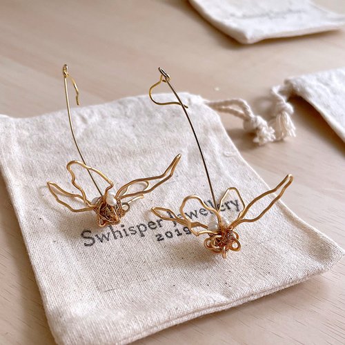 Swhisper Jewellery 耳語 雨百合 懸浮浪漫大花耳環 巴洛克珍珠 耳勾式耳環