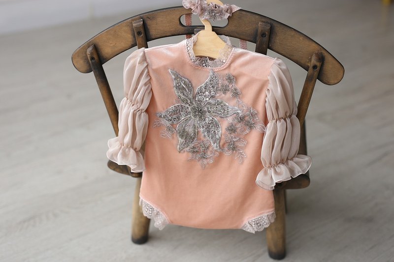 Pink bodysuit and headband for newborn girls: the perfect outfit for a girl - เครื่องประดับ - โลหะ สึชมพู