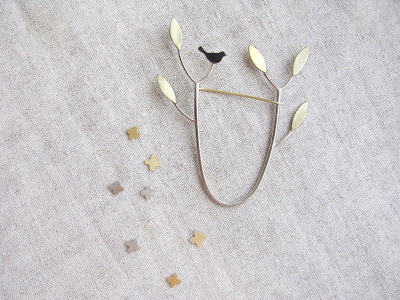 Handmade brooch with small bird, branch brooch pin with gold leaves - เข็มกลัด - ทองแดงทองเหลือง สีทอง