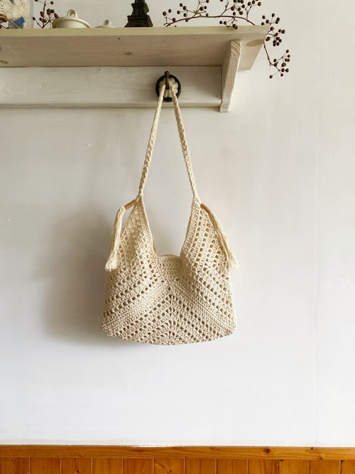 好日。手作 【好日手作】Handmade。韓國棉線手工鉤針編織米白流蘇鏤空側揹包