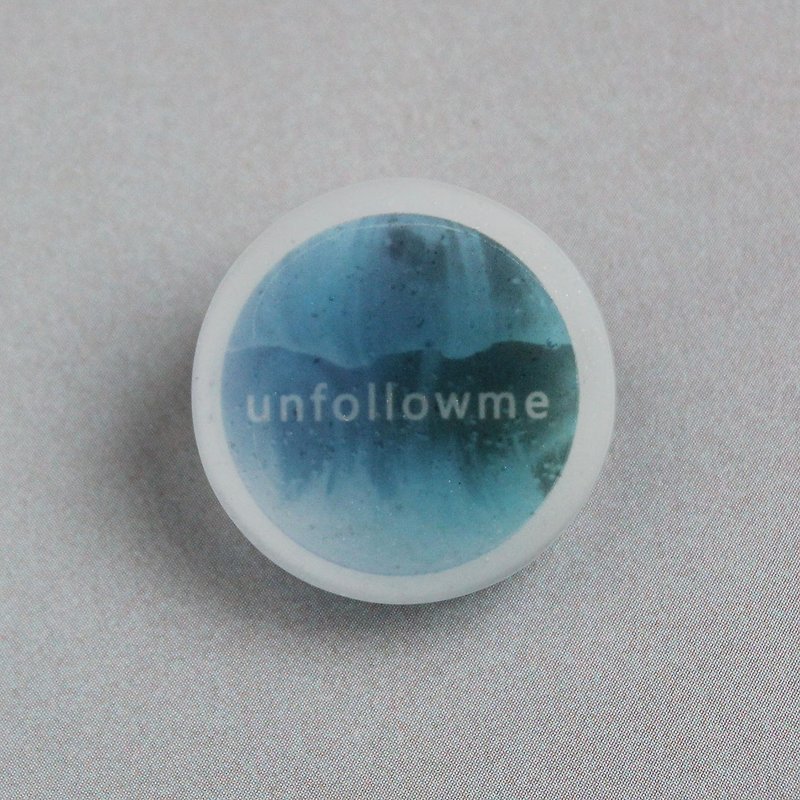 Resin Pin / unfollowme / blue - Brooches - Plastic Blue