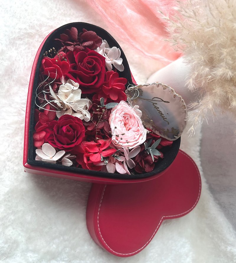 Birthday Gift Box [Customized Gift Set] Western Calligraphy Agate + Eternal Flower Heart-shaped Leather Box Sutra - ช่อดอกไม้แห้ง - พืช/ดอกไม้ 