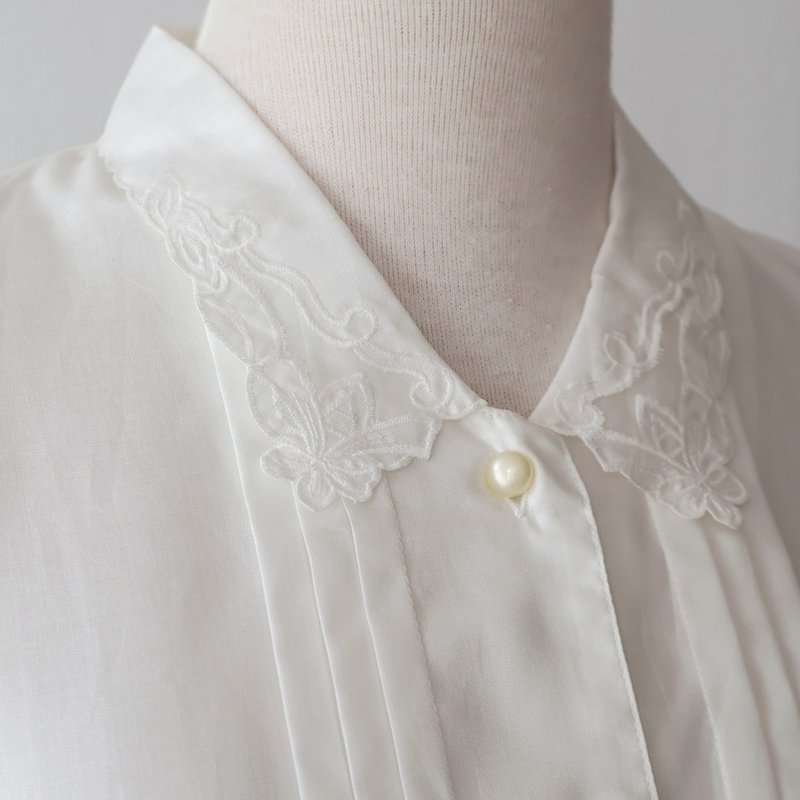 初秋 日本製 レトロ花柄刺繍襟 半袖 オフホワイト ヴィンテージブラウス - シャツ・ブラウス - ポリエステル ホワイト