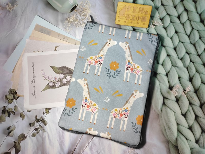 British designer Floral Giraffe zipper book jacket-cloth book cover-fabric book jacket is suitable for A5/25K manuals - ปกหนังสือ - ผ้าฝ้าย/ผ้าลินิน 