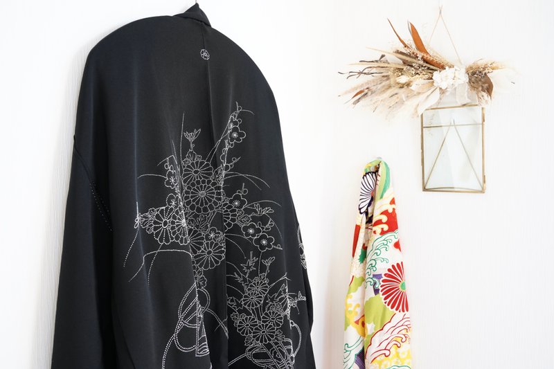 Japanese KIMONO, Embroidered kimono, black haori, authentic kimono - 女大衣/外套 - 絲．絹 黑色
