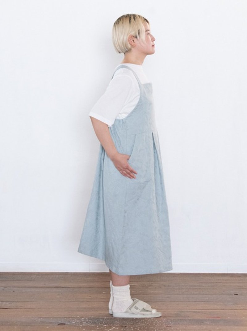 Ribbon-adjustable apron dress [Organic Cotton jacquard fabric/juniper berry dyed] - ชุดเดรส - วัสดุอื่นๆ 