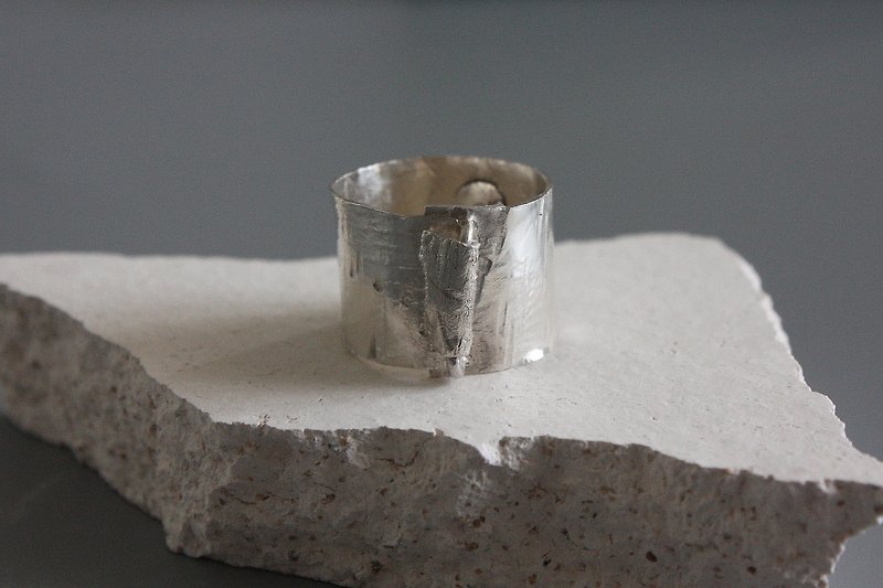 Handcrafted Silver Paper texture ring One-of-a-kind - แหวนทั่วไป - เงิน สีเทา