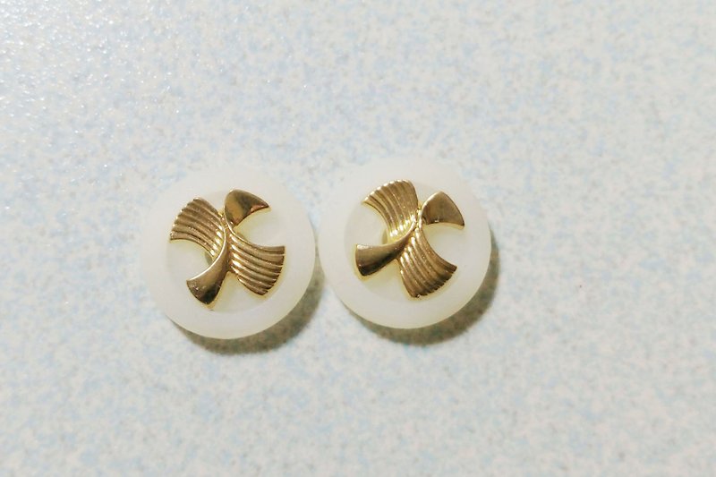 Vintage Butterfly Wing White Earrings / Clip / Needle - ต่างหู - พลาสติก สีทอง