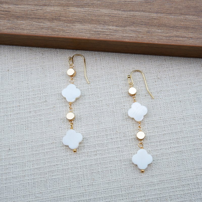 Sea Shell Flower dangle earrings - 耳環/耳夾/耳骨夾 - 貝殼 白色