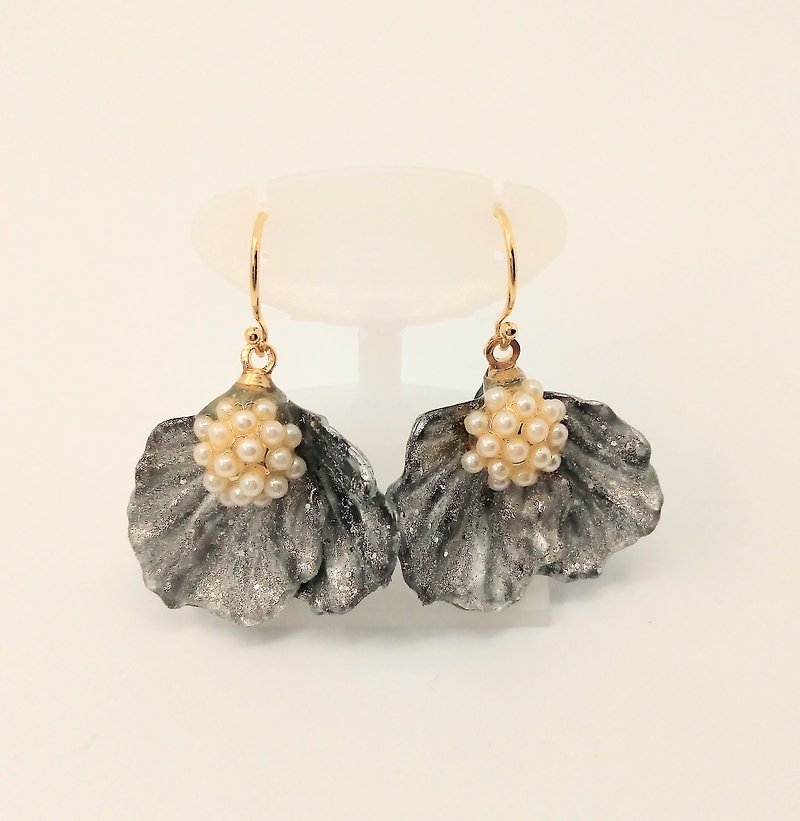 Flower earrings Free shipping Handmade With box For gift　glitter - ต่างหู - พลาสติก สีเงิน