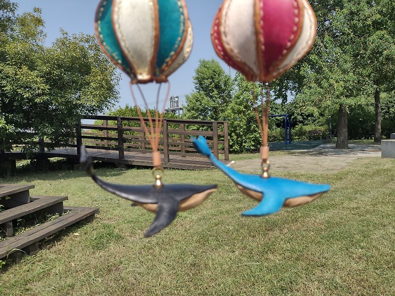 Whale and Hot Air Balloon Pure Leather Ornament - Small - ของวางตกแต่ง - หนังแท้ สีแดง