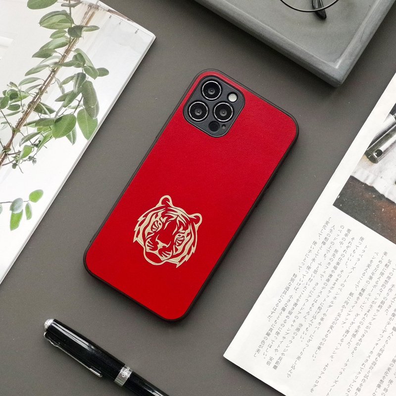 A Tiger at Heart | Red iphone15pro mobile phone case genuine leather 14max protective cover 13 all-inclusive apple 12 - เคส/ซองมือถือ - หนังแท้ สีแดง