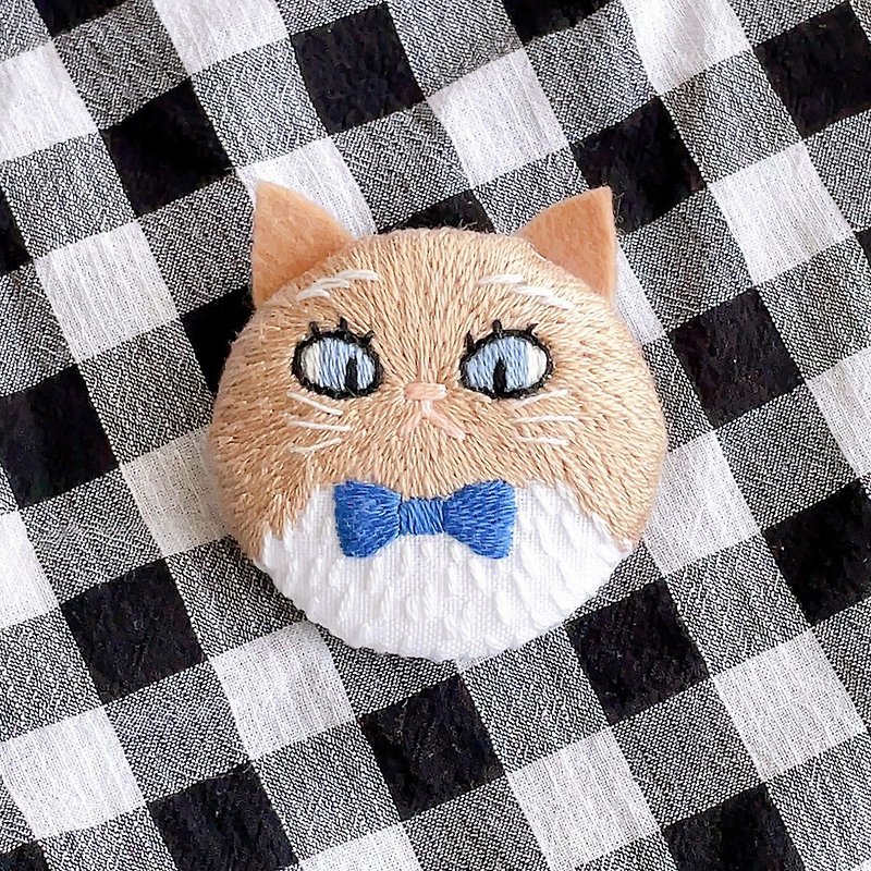 ミルクティー色の猫の刺繍ブローチ - ブローチ - コットン・麻 ブラウン