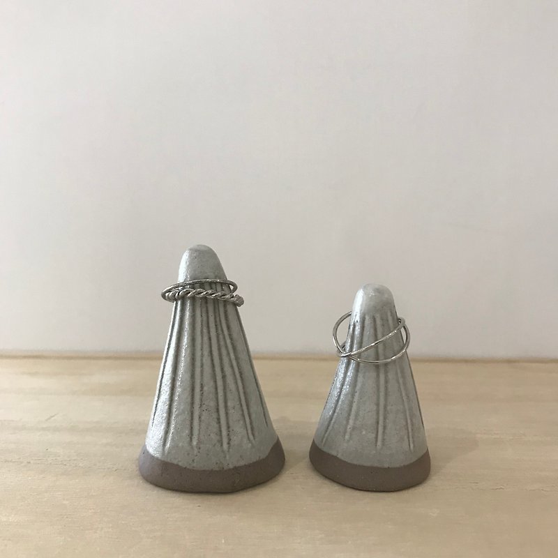 陶土 ring cone | 戒指座/穴位按摩器 | 聖誕樹 | A款 - 花瓶/花器 - 陶 白色