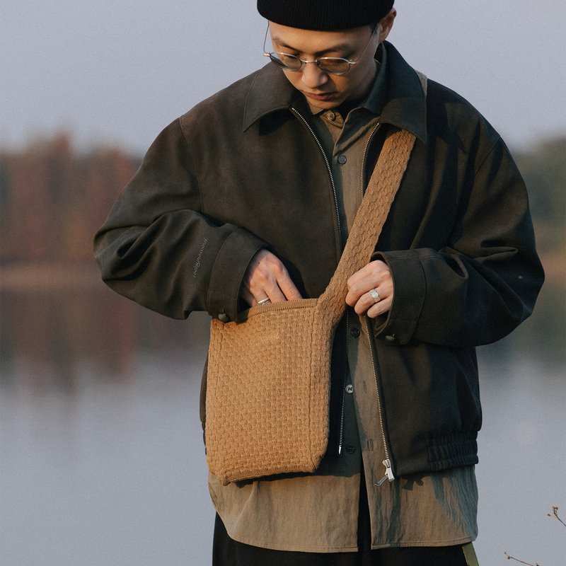 針織與帆布雙面用斜挎包 今日無風刺繡單肩包包 - 側背包/斜背包 - 棉．麻 卡其色