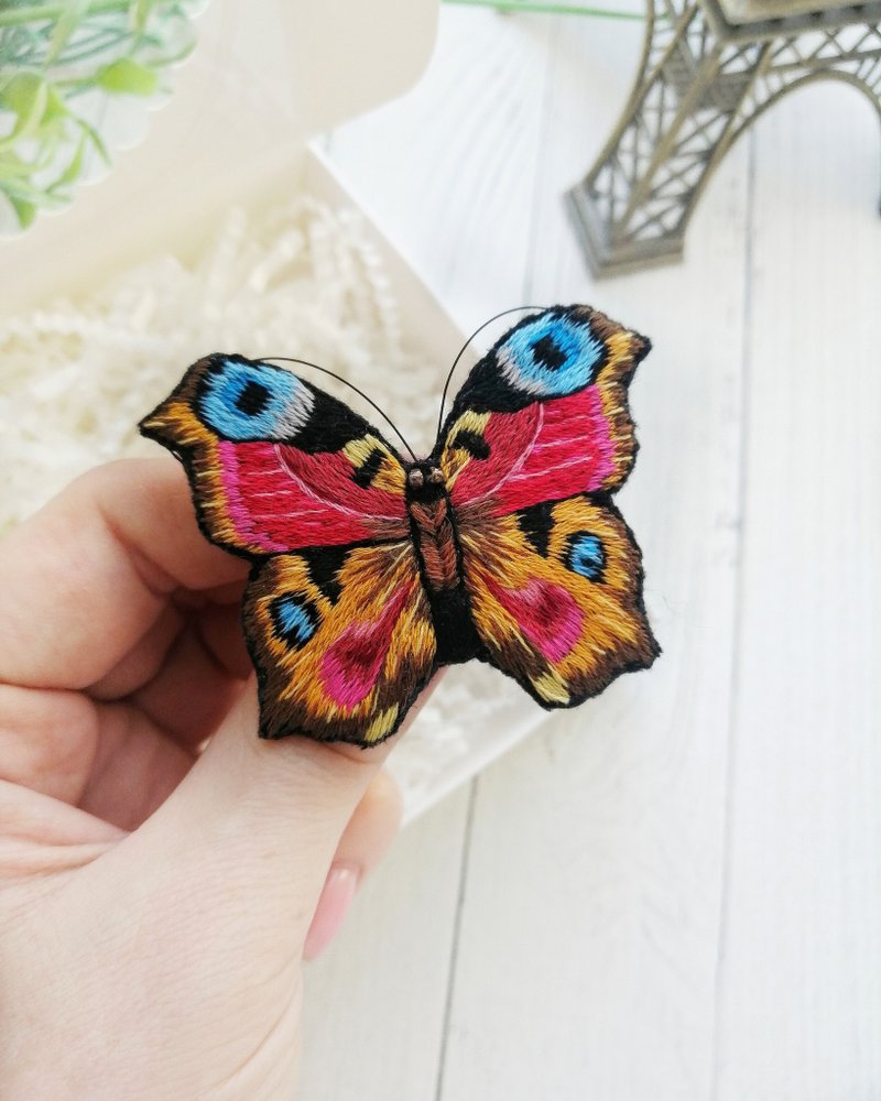 Butterfly brooch, embroidered brooch, insect brooch - เข็มกลัด - งานปัก หลากหลายสี