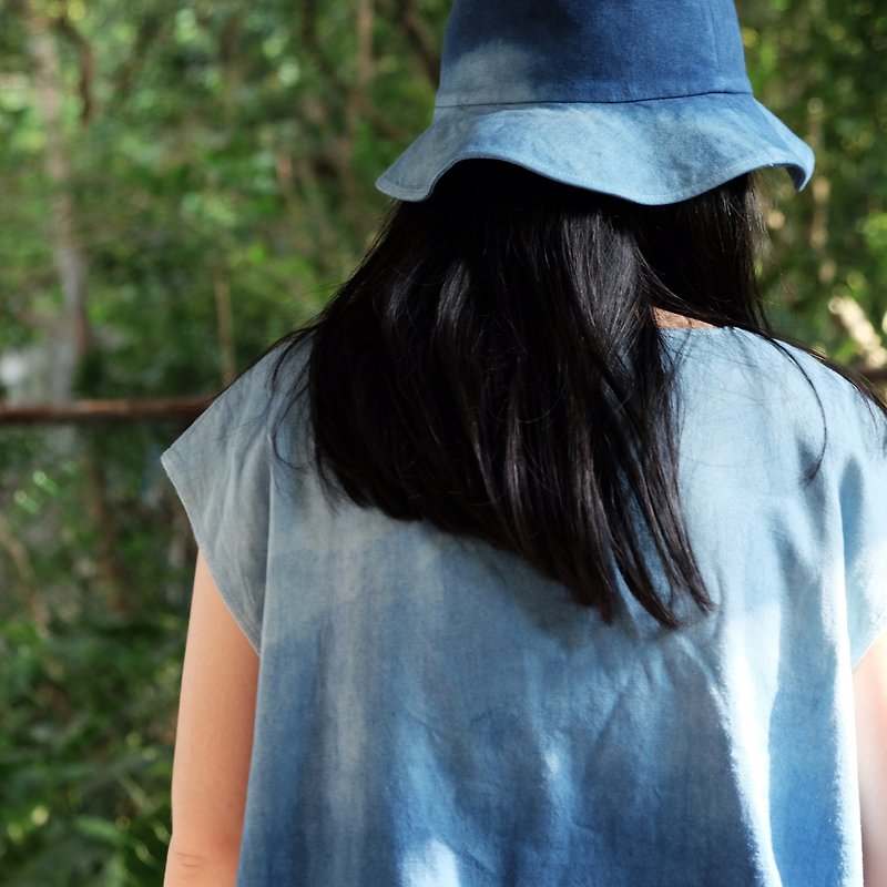 Blue dyed Japanese short board V-neck shirt Gradient blue handmade custom shirt - เสื้อผู้หญิง - ผ้าฝ้าย/ผ้าลินิน สีน้ำเงิน
