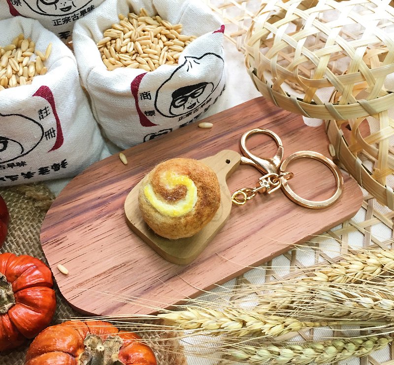 【Package hand made chopping board keychain - khilmem bread (pin, magnet, chopping board key ring, a 嫲 bag pin / key ring variety of any take) - Keychains - Wool Yellow